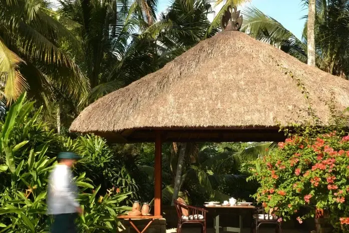 Der Pool einer Ayung Pool Villa unter einem Strohpavillon