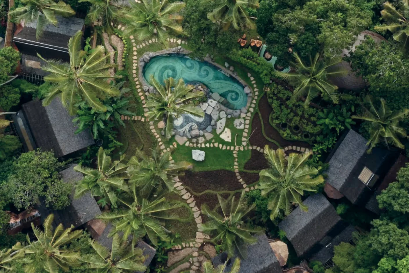 Die Lodge von oben, der Pool zwischen den Bäumen