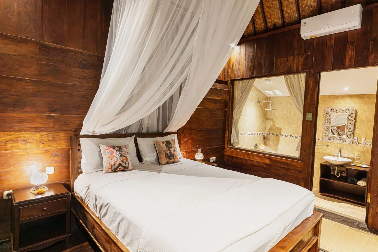 Ein Cottage-Schlafzimmer, Himmelbett und Teakwände