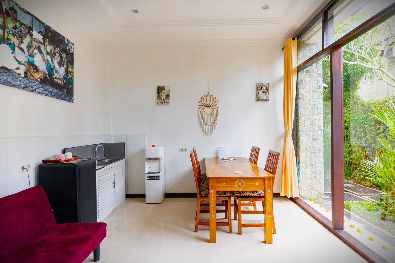 Das Wohnzimmer eines Cottages mit Kochecke