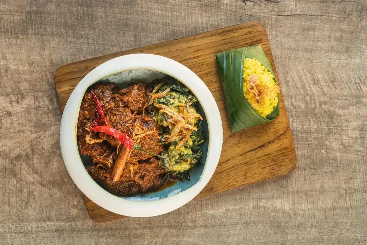 Das Rindfleisch-Rendang des Hujan Locale mit gelbem Reis