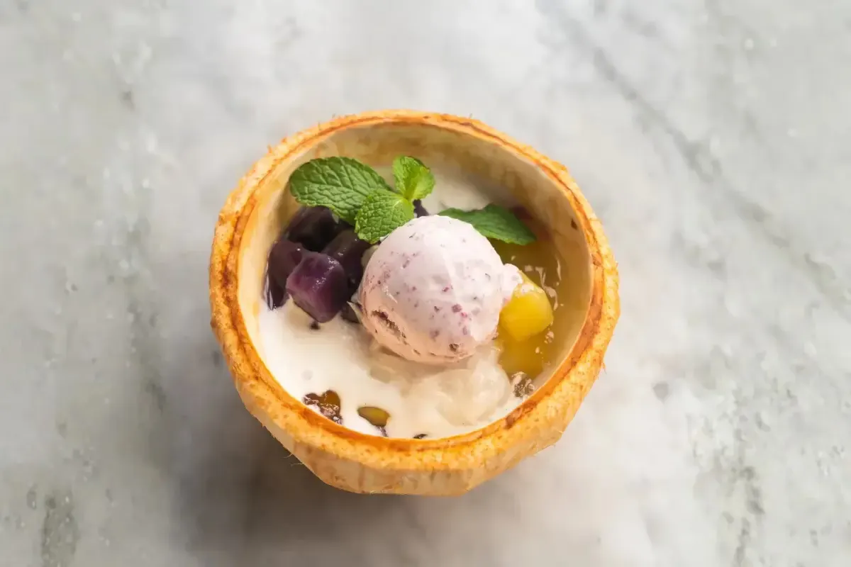 Bubur Ubi in einer halben Kokosnuss