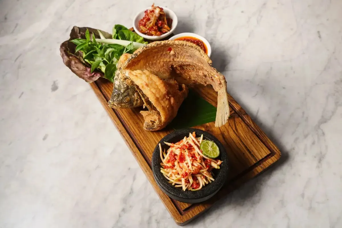 Der knusprige ganze Fisch mit seinen Sambals