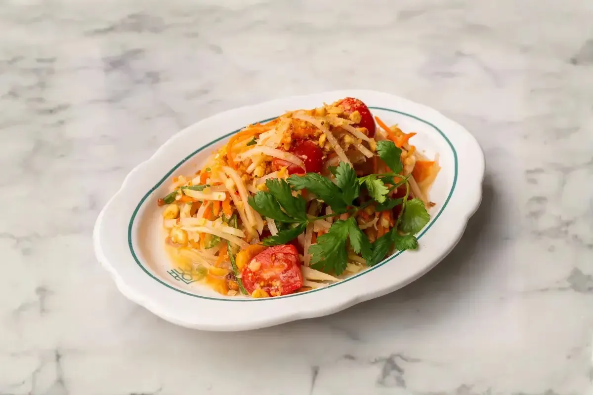 Der Salat aus grüner Papaya