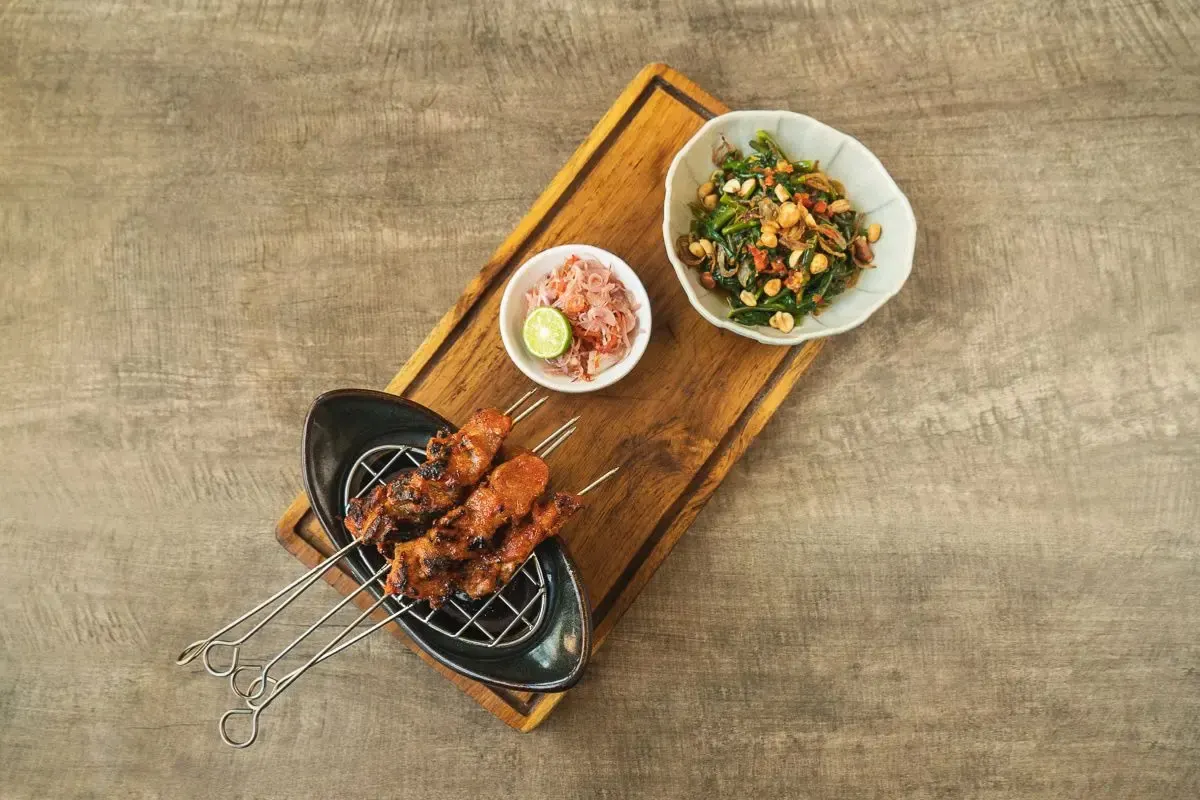 Sate-Babi-Merah-Spieße auf dem Brett