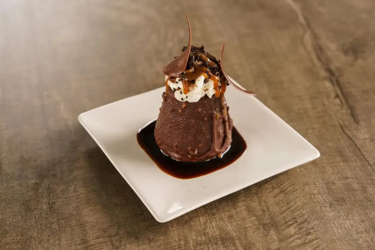 Das Tiramisu Rocher auf dem Teller