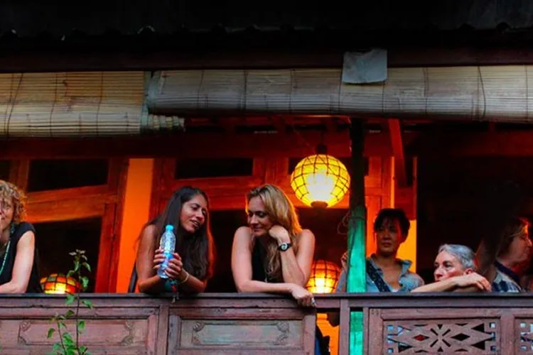 Der Balkon, von Laternen beleuchtet