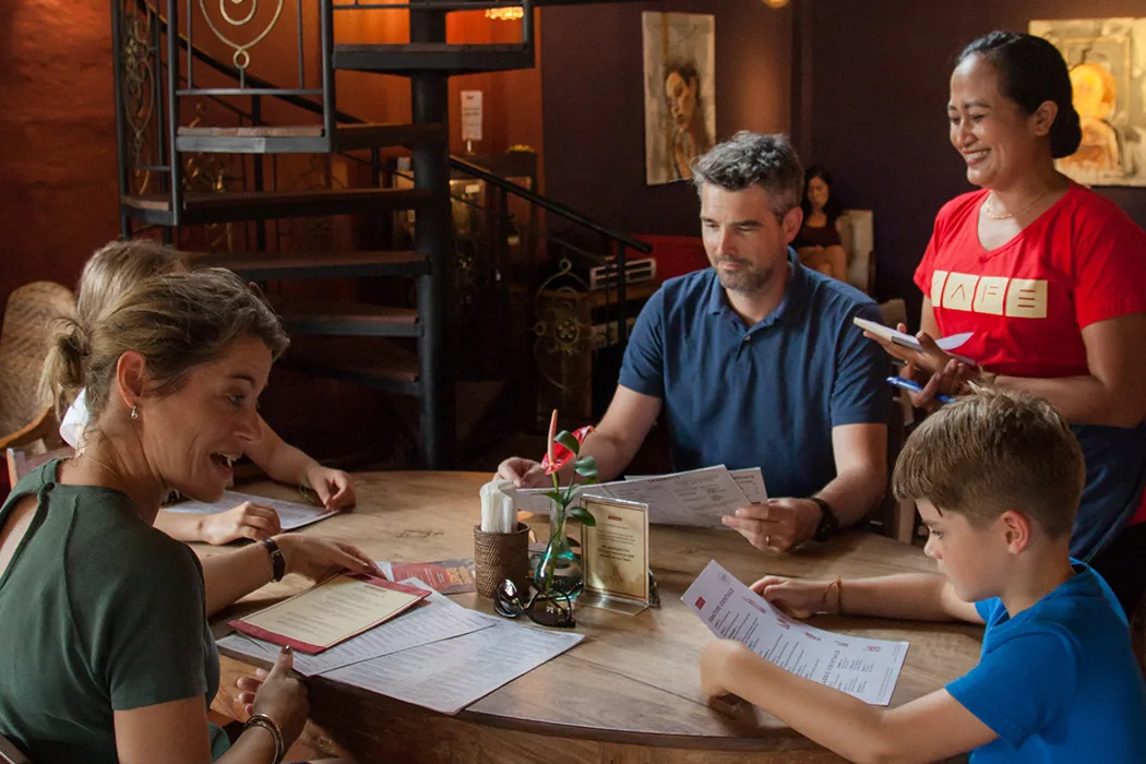 Eine Familie studiert die Karte im Gastraum