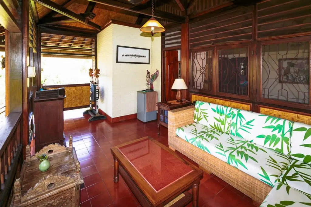 Sitzecke und Schlafzimmer im Room