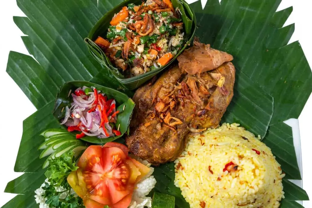 Bebek Betutu von Murni’s Warung auf Bananenblatt