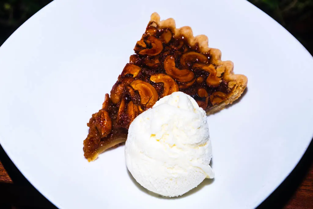 Ein Stück Cashew-Tarte mit Eis