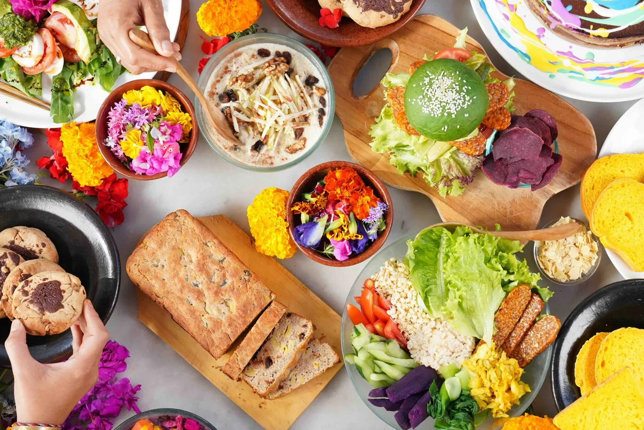Ein Tisch voller roher und gekochter veganer Gerichte
