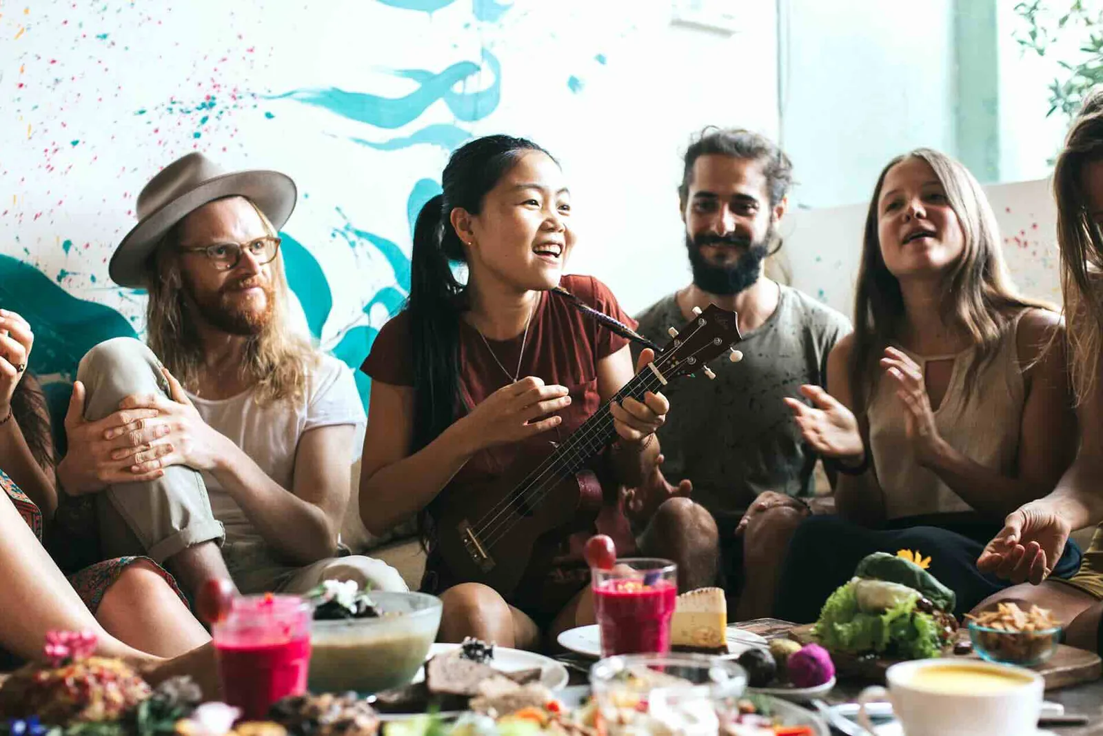 Ein gemeinsames Essen mit Musik im Café