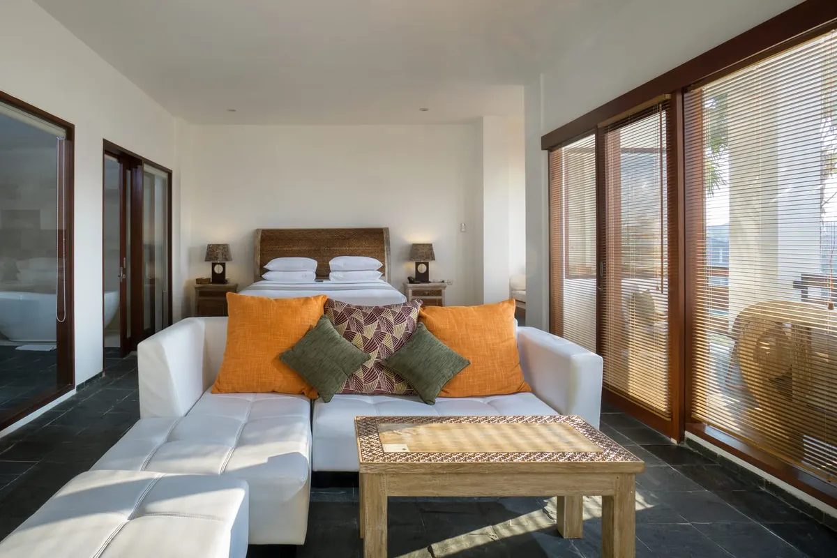 Der Suite Room, Sofa und Bett vor den Glastüren