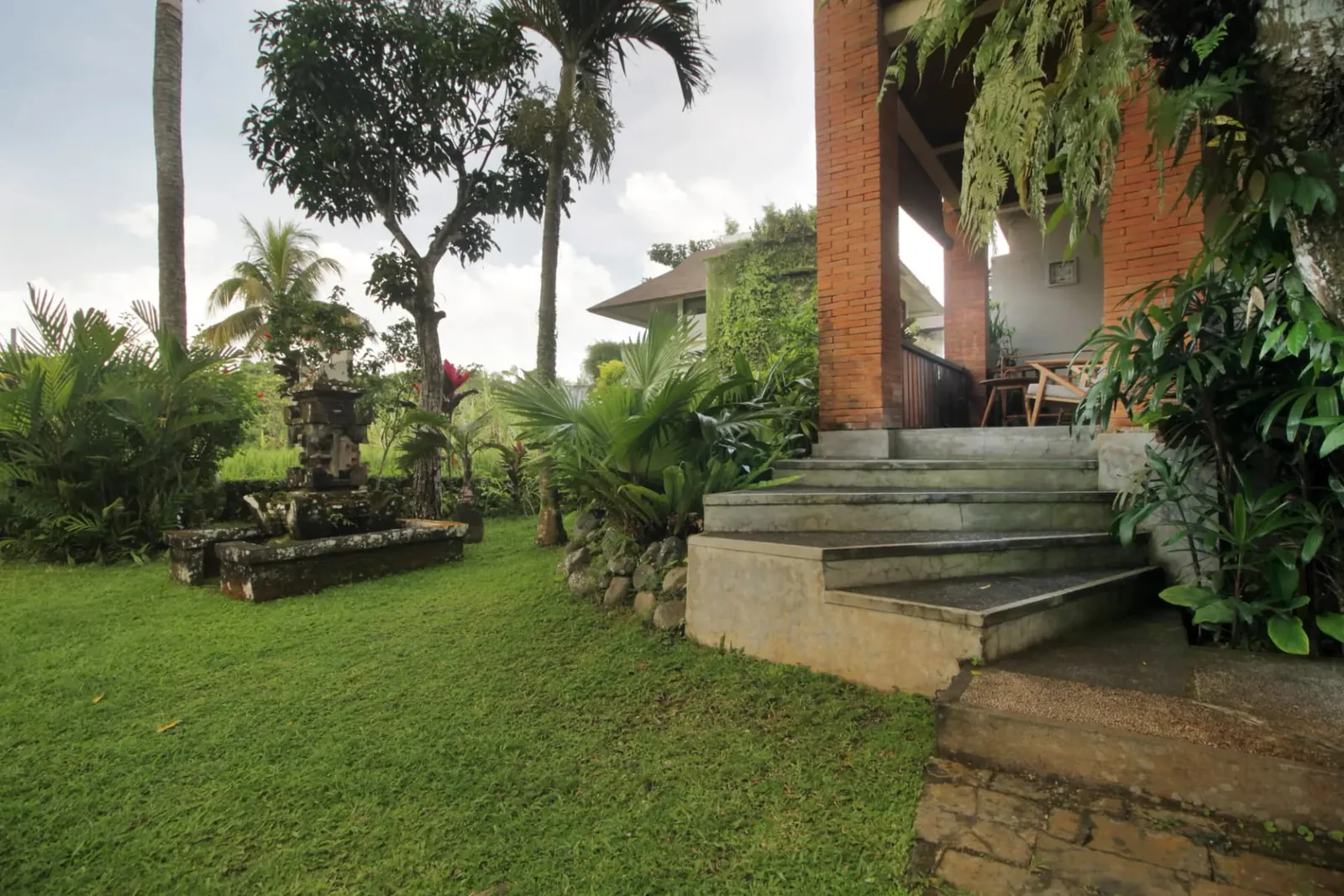 Der Garten und die Treppe zu einem Zimmertrakt