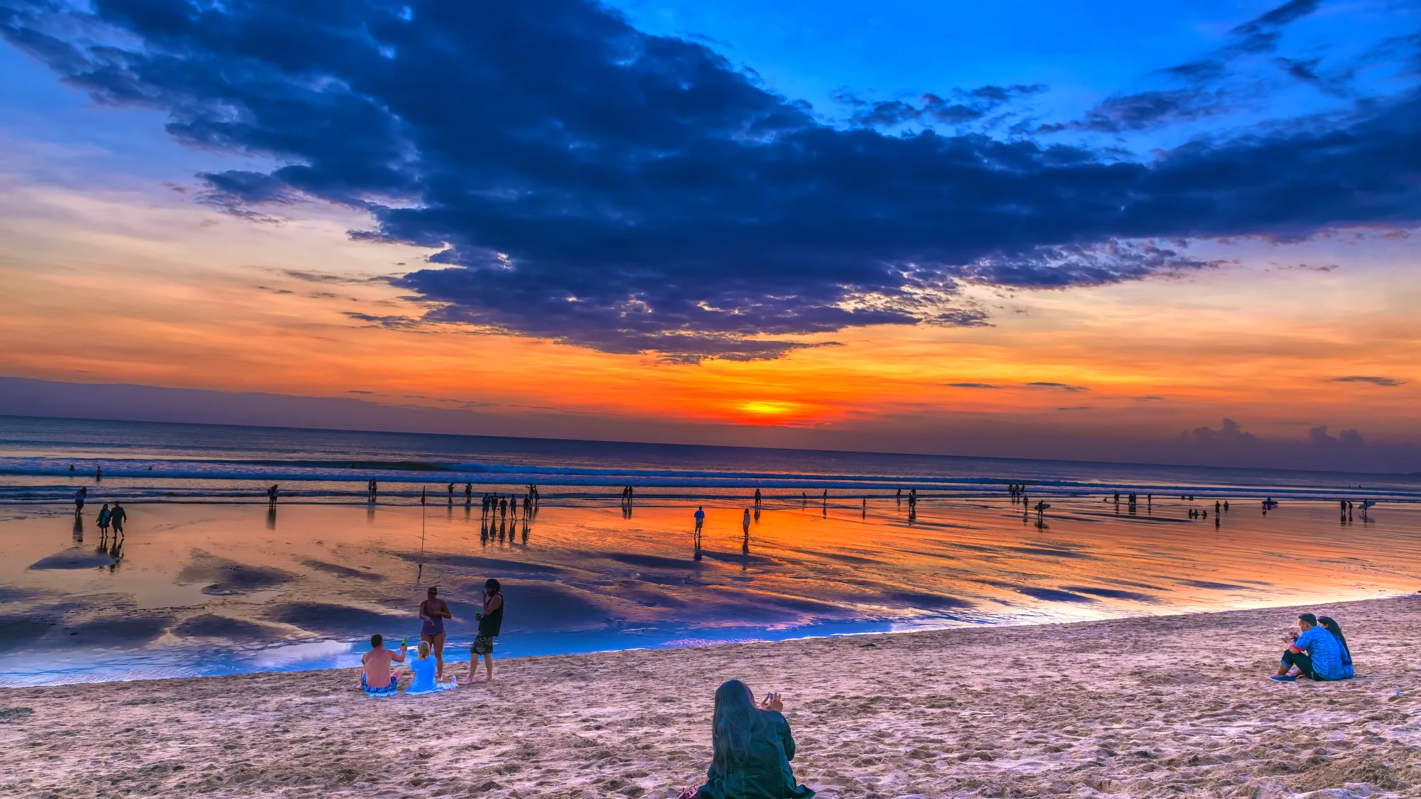 Sonnenuntergang am Strand von Kuta, Fischerboote vor der Küste