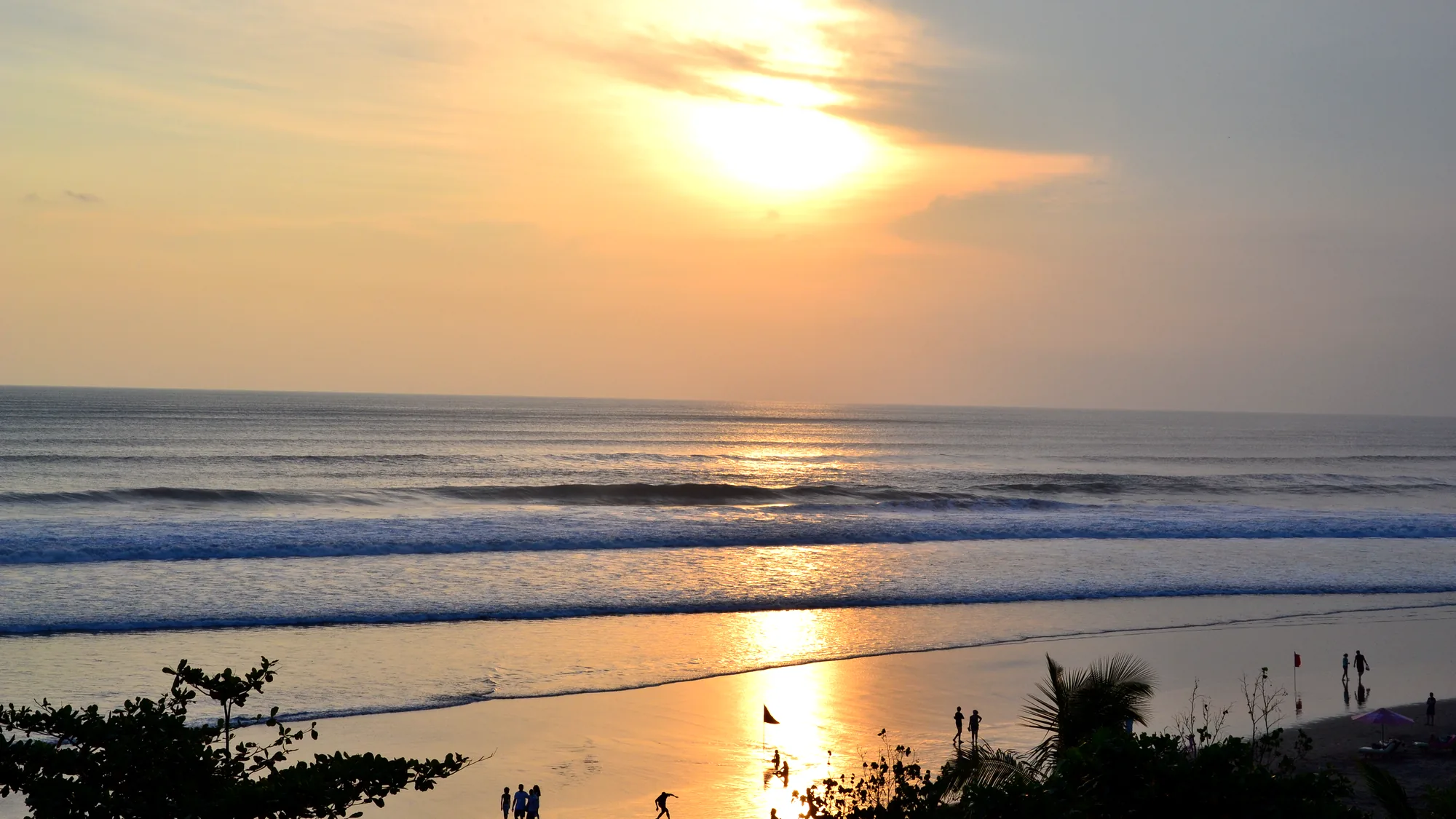 Geschnitzte und vergoldete Türen eines Tempels in Seminyak