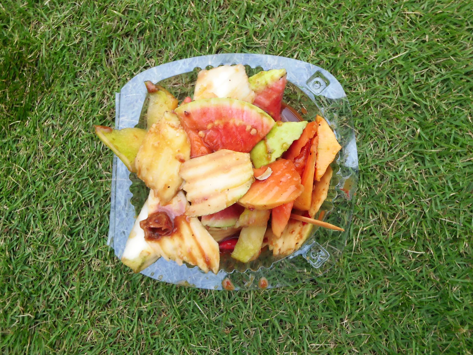 Barquette de rujak : morceaux de mangue verte, papaye et goyave nappés de sauce au sucre de palme et piment