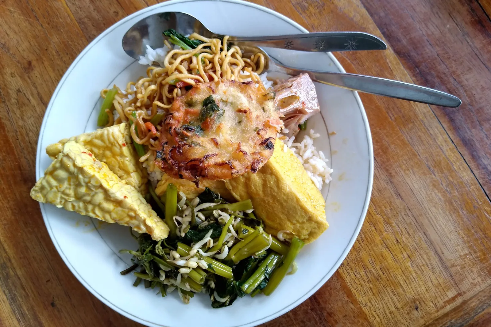 Assiette de warung : nouilles, galette de légumes, jacquier, riz, tofu, liserons d’eau et tempeh